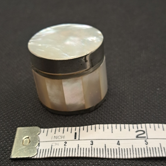 Vintage Mother of Pearl Pill Box. - Picture 2 of 5